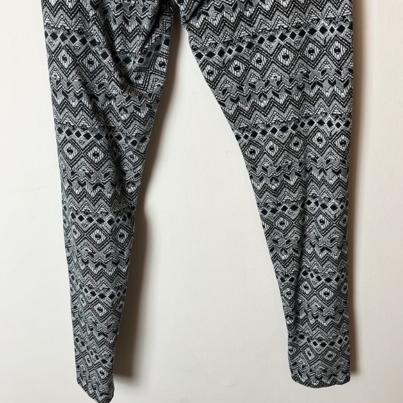 American Eagle black white leggings. Size medium. - Picture 7 of 9